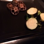 キッチン レモン バー - 網焼き野菜。徳島の蓮根とズッキーニ