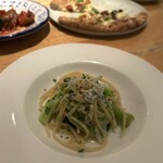 アダッキオ - しらすのペペロンチーノ(お店側の善意で3人ずつ小分けしていただきました！ホスピタリティ！)