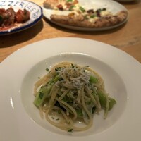 アダッキオ - しらすのペペロンチーノ(お店側の善意で3人ずつ小分けしていただきました！ホスピタリティ！)