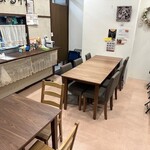 発酵喫茶とお食事処 まんまる村 - イートイン席は12席ございます。