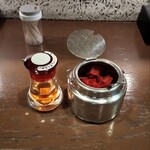 黒岩咖哩飯店 - 辛味オイルと福神漬