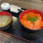 海鮮丼 まぐろ家 - サーモンイクラ丼