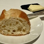 レストラン・モリエール - パンはDonQから7分焼きで仕入れ、残りの3分をモリエールで出来立ての状態にして提供される。バターとの相性も最高