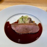 アルバロンガ - 鴨のローストバルサミコソース。皮目がしっかりカリカリになるまで焼かれてて。肉のジューシーさと皮目の香ばしさが相まった最高のお味です。