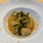 アルバロンガ - 九条葱と牡蠣とカラスミのリングイネ。この器の縁にまで大量に散りばめられたカラスミ。寄せて寄せてパスタに絡めて食べたら、白ワインがヤバい！唐墨牡蠣葱サイコー♪