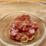 アルバロンガ - フルーツトマトとズワイガニの冷製カッペリーニ。むーちゃくちゃ甘いフルーツトマトにこれでもかってくらいズワイガニが和えてあって最高のお味。いつ食べても美味しい。