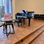 街カフェ コクーン - ステージとピアノ