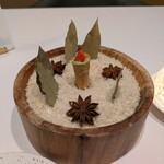 284549521 - アミューズ　バジルを混ぜ込んだクリームチーズ、セミドライトマト