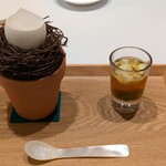 La Vallee d'Or - キャベツとグリンピースのコンソメ、半熟卵黄と岩のり・シラス