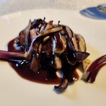 ヒカリヤ ニシ - 「信州牛」カイノミの炭火焼きに赤ワインと胡桃ゆべしのソース、タルティーボ。