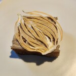 ヒカリヤ ニシ - 「そば粉のクレープ」蕎麦粉クレープにリンゴ入りレバームースをサンドしたミルフィーユ。ドライ玉ねぎ添え。