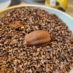 ヒカリヤ ニシ - 菓子　カカオマスの殻に埋もれたフィンガーライム入りショコラ。