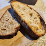 ヒカリヤ ニシ - カルダモンのパンとスペルト小麦のパン。