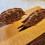 ヒカリヤ ニシ - 菓子　プラリーネを挟んだリーフクッキー。