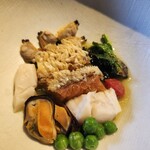 ヒカリヤ ニシ - 「甘鯛」甘鯛のポワレにアサリ、ホタテ、ムール貝、野菜とワカメ。