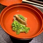礒田 - 鮑と菜花のお椀　木の芽を添えて