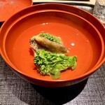礒田 - 鮑と菜花のお椀　木の芽を添えて