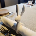 ヒカリヤ ニシ - ウサギのナプキンリング。