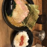 家系ラーメン 傳助 - 