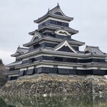 ヒカリヤ ニシ - 国宝松本城の威容。