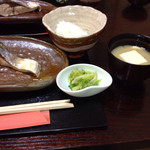 無似舎 - ハマチの焼き物、ごはんと味噌汁