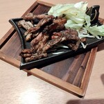 完全個室 海鮮と産地鶏の炭火焼 うお鶏 - 炭火網焼地鶏。