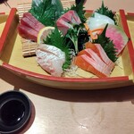 完全個室 海鮮と産地鶏の炭火焼 うお鶏 - 舟盛り。