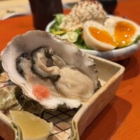 魚竹 - 刺身盛り合わせに付く生牡蠣とポテトサラダ