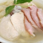 手打ち正麺 Hachimitsu - お肉のレア感がたまらない。ワンタンもちゅるちゅる！