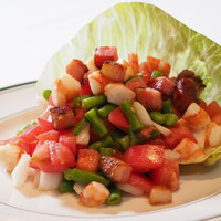 "ウルフギャングサラダ”オニオン・トマト・パプリカ・ベーコンと小海老のサラダ