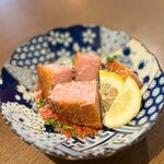 アマヤドリ - 1／4カットにされたハムカツは…トマトソースの上に乗せられ粉チーズもまとっており…
私の知ってるハムカツとは違う、
オシャレなスタイル！(*´Д｀*)
衣サクサク、ハムは肉肉しく…イタリアンな味わい♪