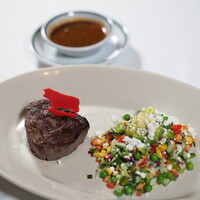 プライムフィレステーキとチョップサラダ