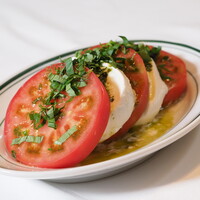 モッツァレラチーズとフレッシュトマト バジルペースト添え