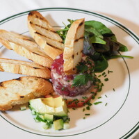 鮪のタルタル グリーンサラダ・アボカド添え