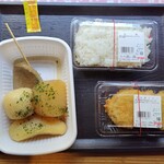 天神屋 - 静岡おでんと、お惣菜コーナーから、ライスと玉ねぎフライ。