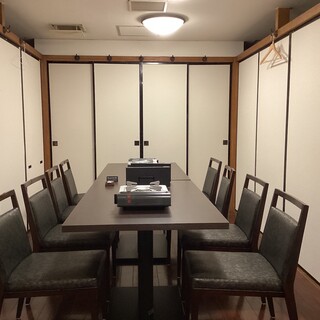 個室でゆっくりと食事を楽しんでください