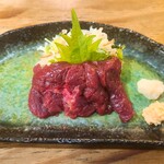 曙町 場内酒場 - 会津産馬刺し