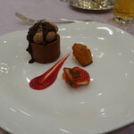 ホテル日航大分 オアシスタワー - シャルロットショコラ　フランボワーズのクリームガナッシュ　カラメル風味のアプリコットマドレーヌ