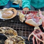 アクアマリン糸島 - 帆立は添えられるバターを乗せて焼きます