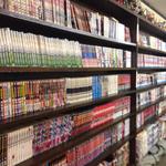 ふくみや - 漫画が壁一面に。