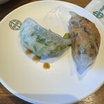添好運 日比谷店 - 海老とニラの蒸し餃子(左) 7種野菜の蒸し餃子　其々3個づつセイロに入ってます。