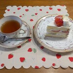 カフェ・グラン・ジュテ - 苺とバナナのショートケーキ ... 広げたナプキンの上で