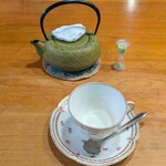 カフェ・グラン・ジュテ - ローズティー ... お茶用土瓶で出てきて3杯は飲めますし、後から追加のお湯もいただけます