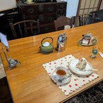 カフェ・グラン・ジュテ - テーブル ... 中央にあった8人掛け程の大きなテーブルに1人で座らせていただきました