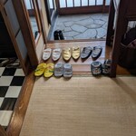 カフェ・グラン・ジュテ - 入口とスリッパ ... スリッパにもこだわりを感じます