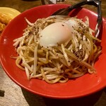 イザカヤTOMBO - 至高のヤキソバ（899円）半熟卵付き（＋110円）