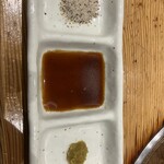 桜島溶岩焼 岩黒 - タレ、塩。