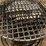 桜島溶岩焼 岩黒 元町店 - 網で焼く。