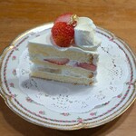 カフェ・グラン・ジュテ - 苺とバナナのショートケーキ ... 甘さも程良いし新鮮な苺とバナナの風味が心地よくてとっても上品な美味しさと感じました ... たしか金箔が乗っていたかと