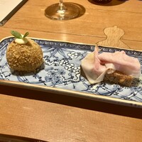 ミ・カサ - (左) 和牛とキノコのクリームコロッケ
                    (右) トマト付きパンに林SPFポークのハム